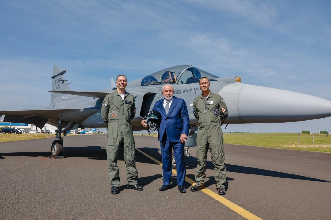 Foto 6 de 6 — Veja fotos da visita de Lula na Embraer de Gavião Peixoto